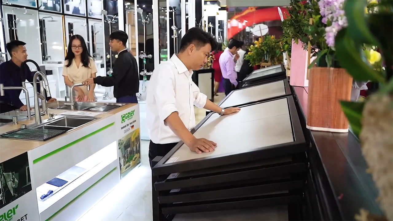 Showroom Minh Khôi là một trong những đại lý uy tín hàng đầu của Thiết Bị Phòng Tắm DK, thiet bi ve sinh Minh Khôi luôn luôn mang đến sự hài lòng về các trang thiet bi phong tam - thiết bị vệ sinh dk trên khắp cả nước. Bên cạnh đó là hàng loạt các trang thiết bị phòng tắm cao cấp và thiết bị vệ sinh cao cấp khác